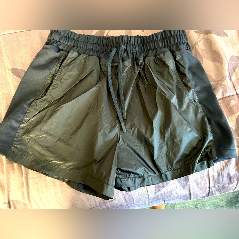 Perfect Moment women’s L shorts